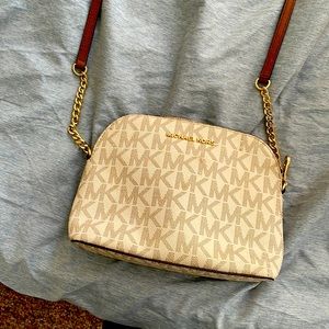 Michael Kors cross body purse. Looks like new!